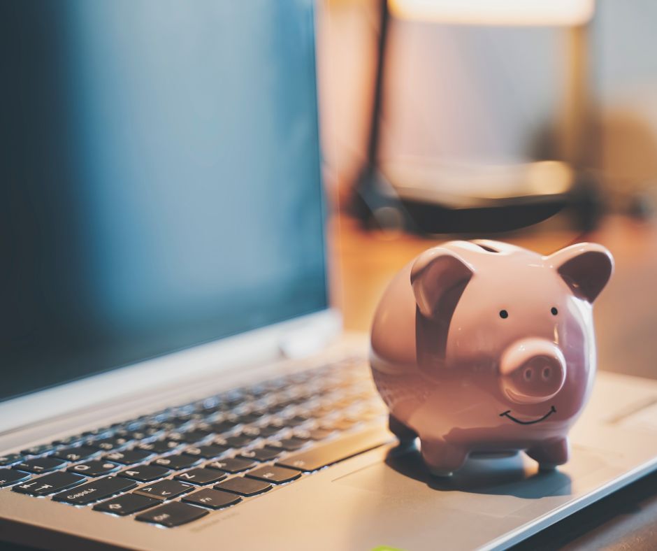 7 Ein Sparschwein auf einem Laptop